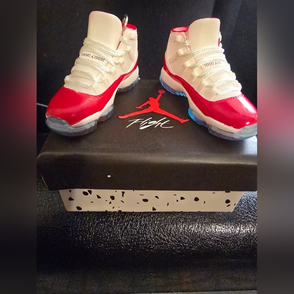 2 3D Keychain replicas of the Jordan Air Flight - New with box and gift bag